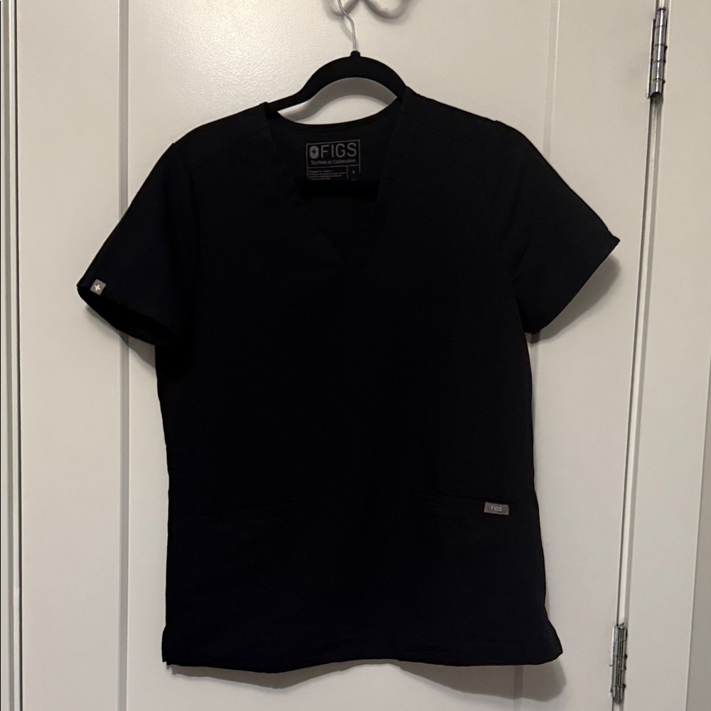 Figs Women’s Two Pocket Black Scrub Top